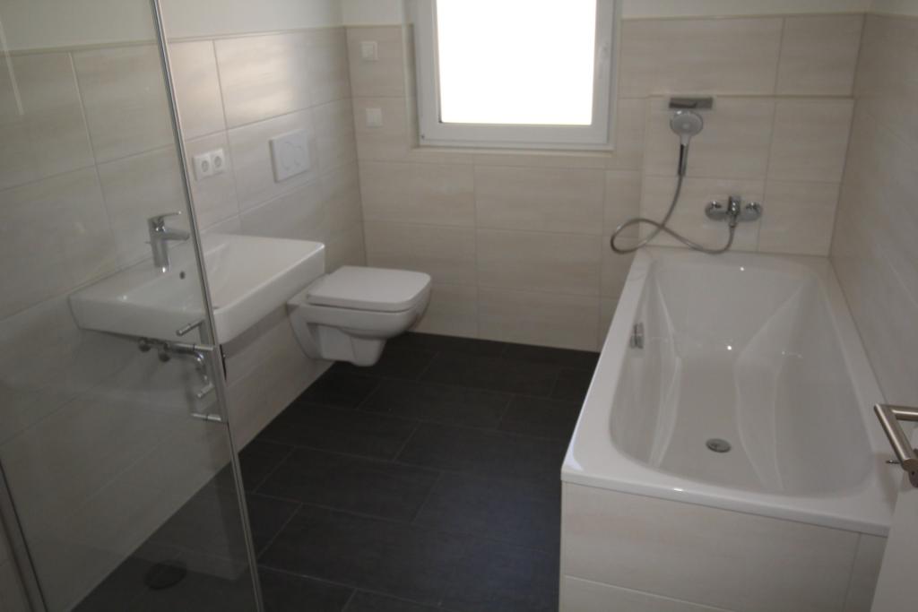 Bad 2 mit Badewanne