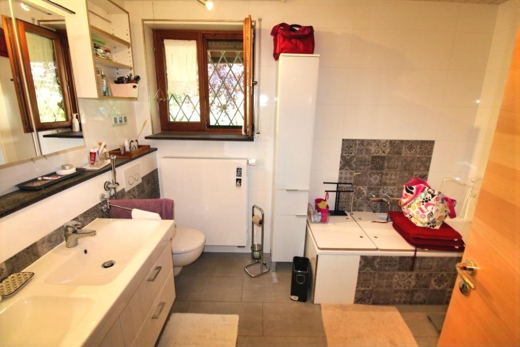 Vollbad m. Dusche/Wanne/WC EG