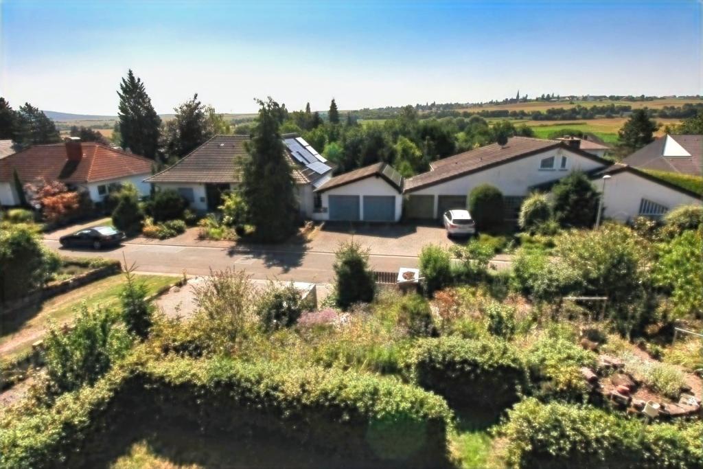 Blick über Vorgarten u. Panorama