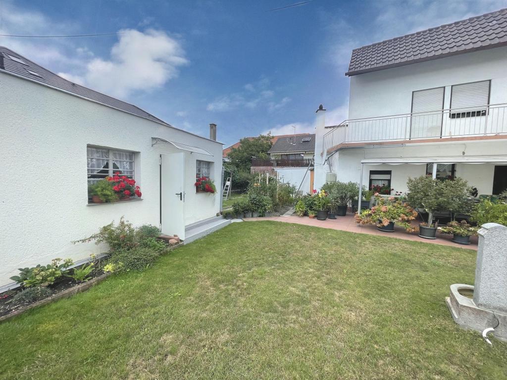 Garten mit Blick auf Doppelgarage