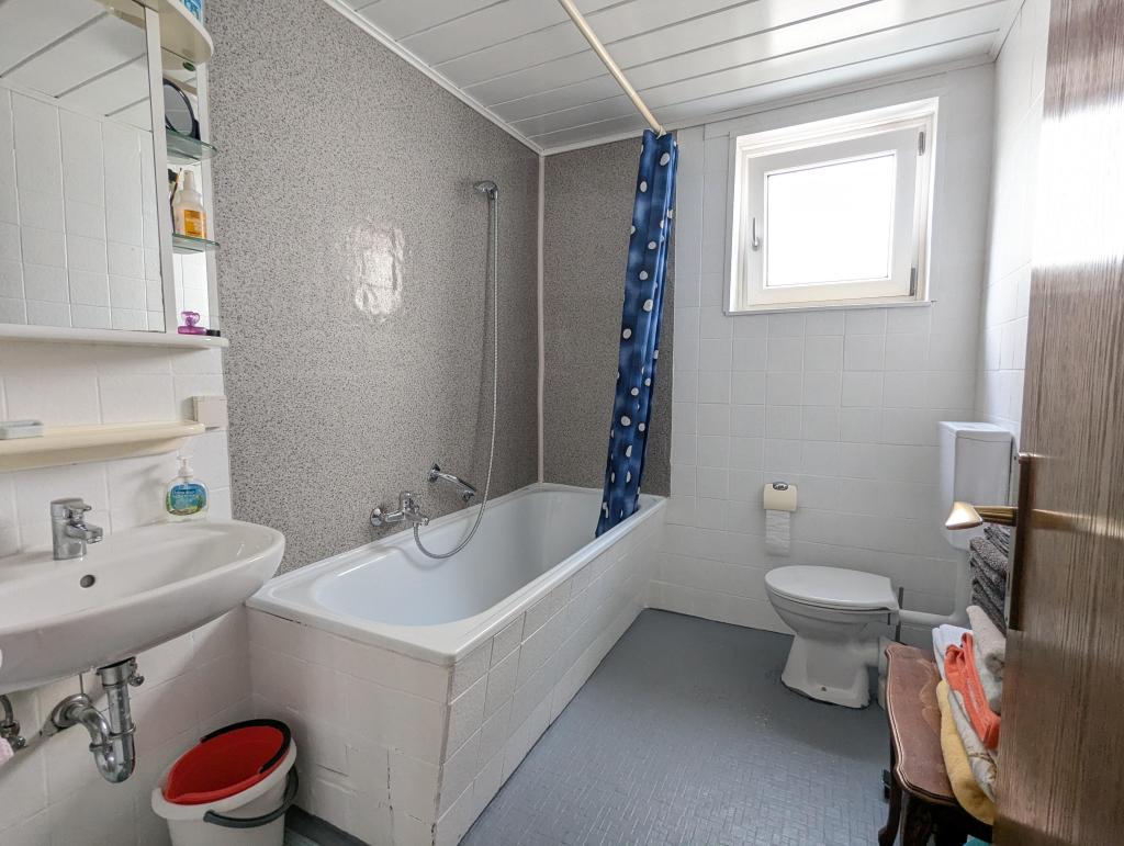 Badezimmer EG im Vorderhaus