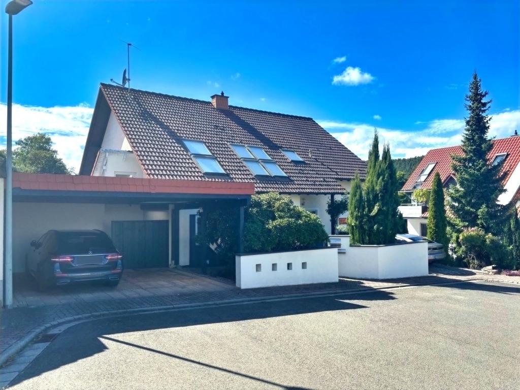 Hausfront u. Doppel-Carport
