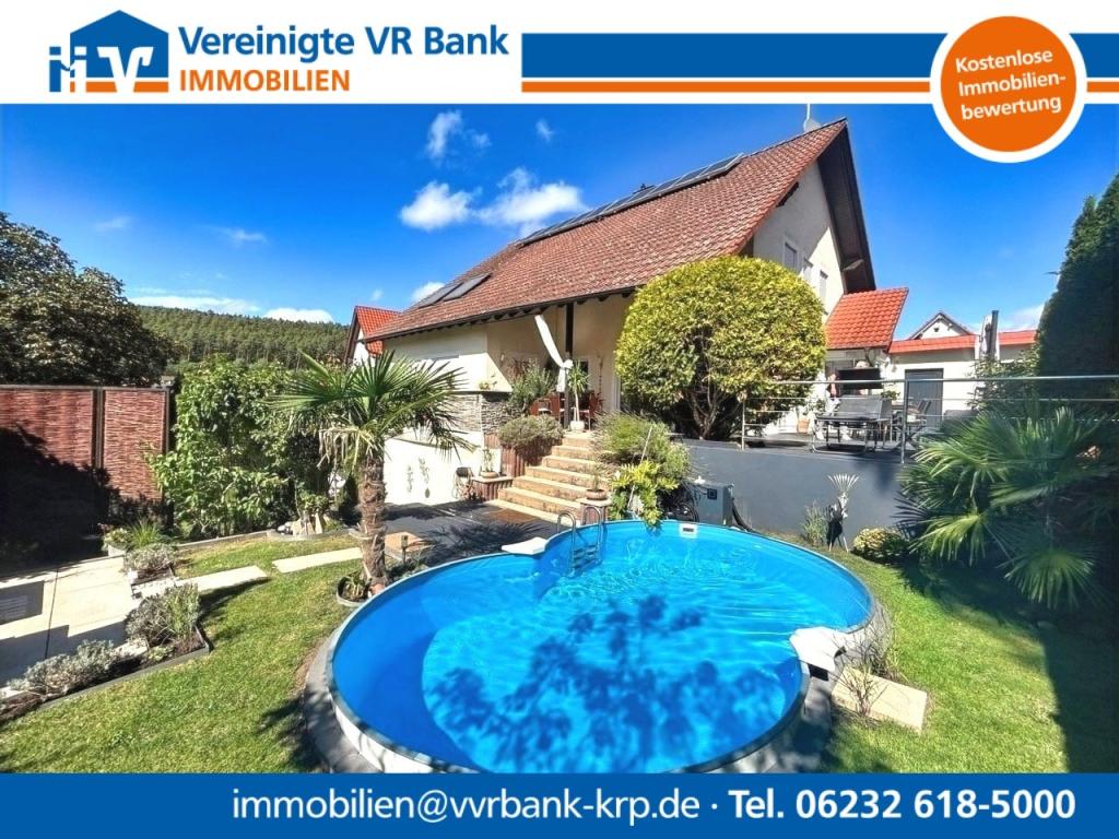 Pool mit Aufgang zu d. Terrassen