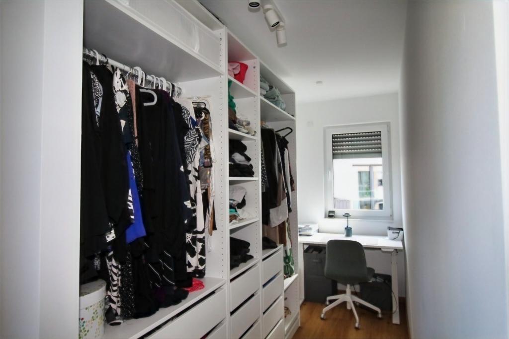 Begehbares Schrankzimmer/Büro