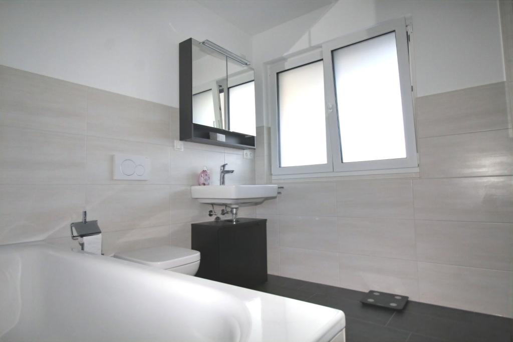 Hauptbad mit Badewanne