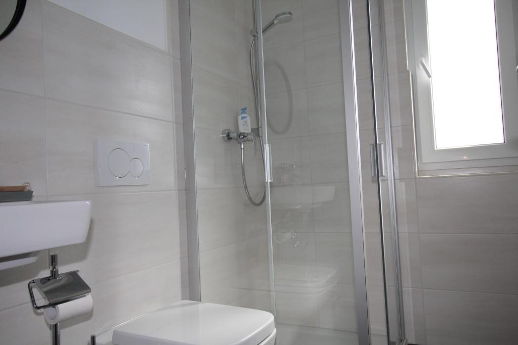 2. Bad mit Dusche