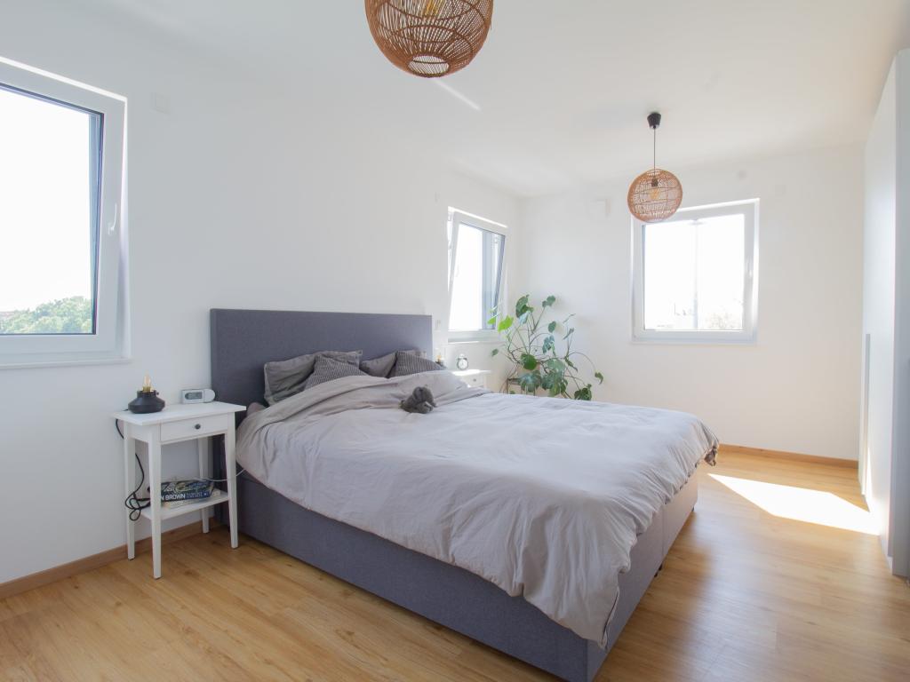 Lichtdurchfluteter Neubau mit Südbalkon und Traumblick! - Photo 4