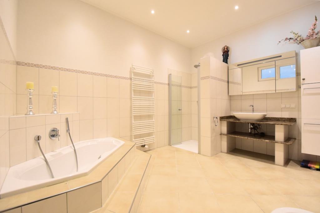 Bad mit Dusche und Wanne