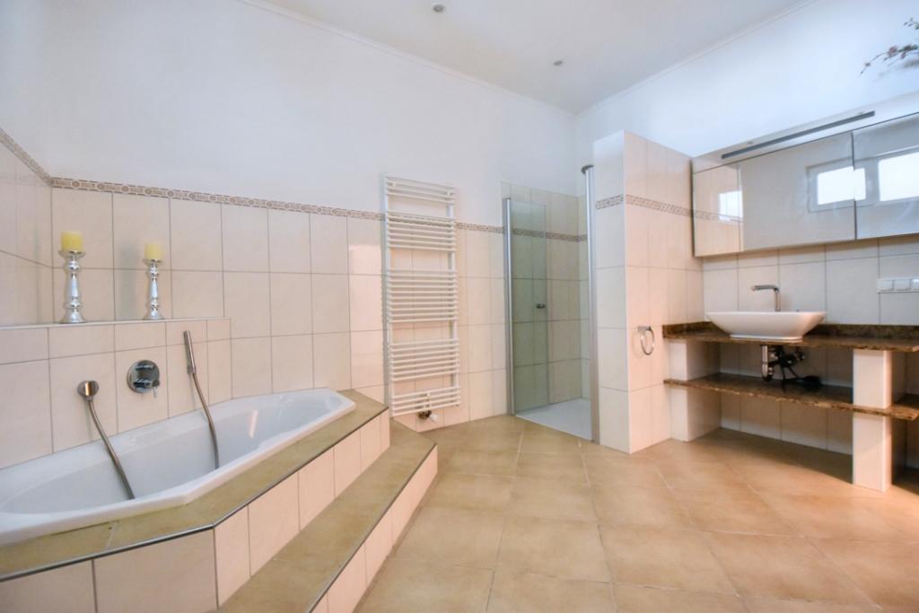 Bad mit Dusche und Wanne