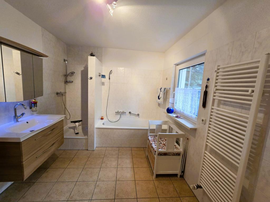 Dusche und Badewanne