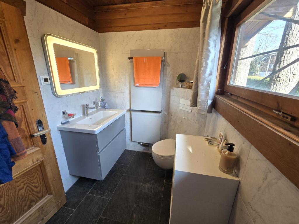 Gediegenes Badezimmer