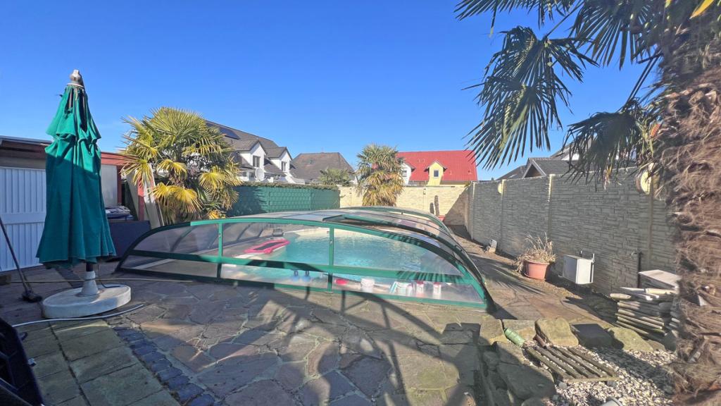 überdachter Pool