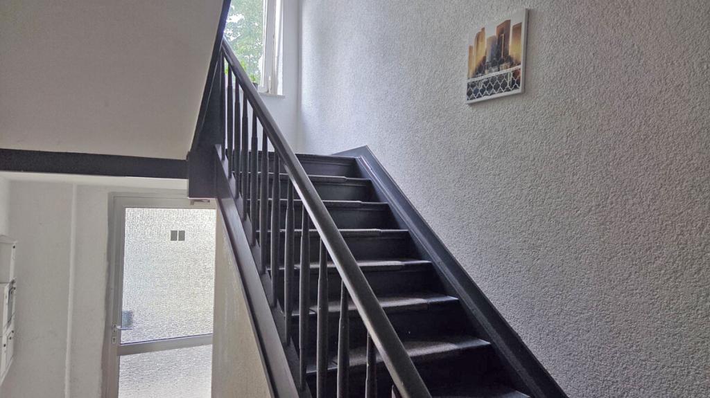 Hauseingang-und-Treppenhaus