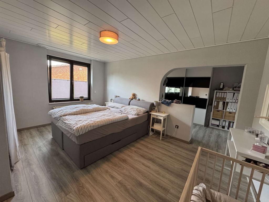 Schlafzimmer mit begehbaren Kleiderschrank