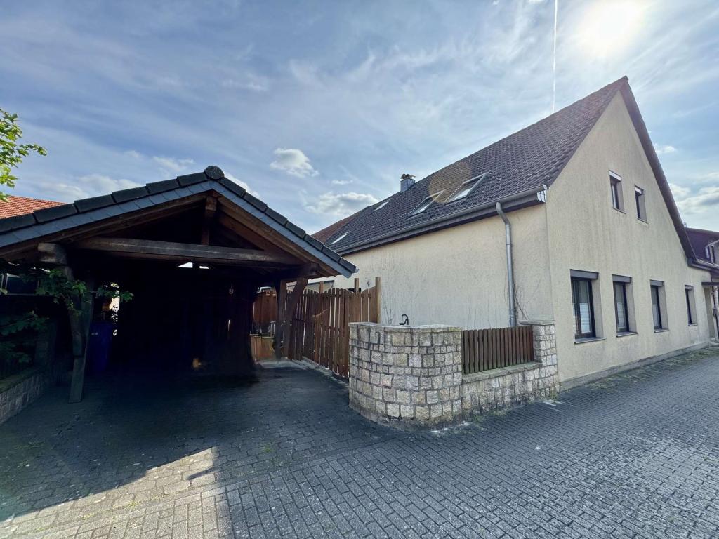 Ansicht mit Carport