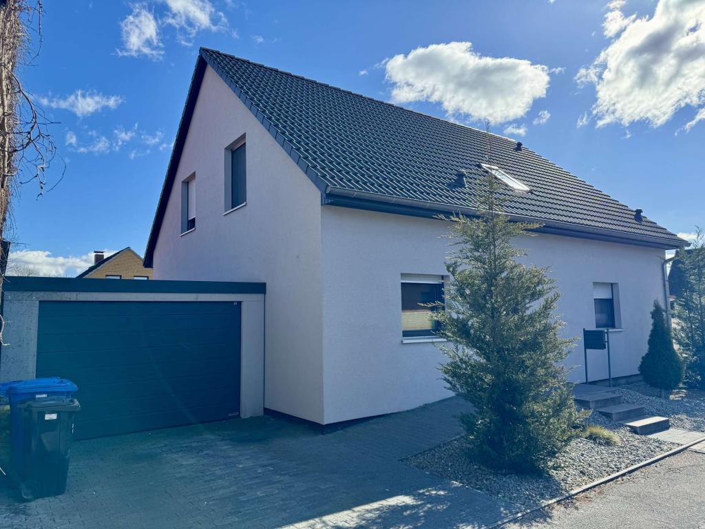 Seitenansicht mit Garage