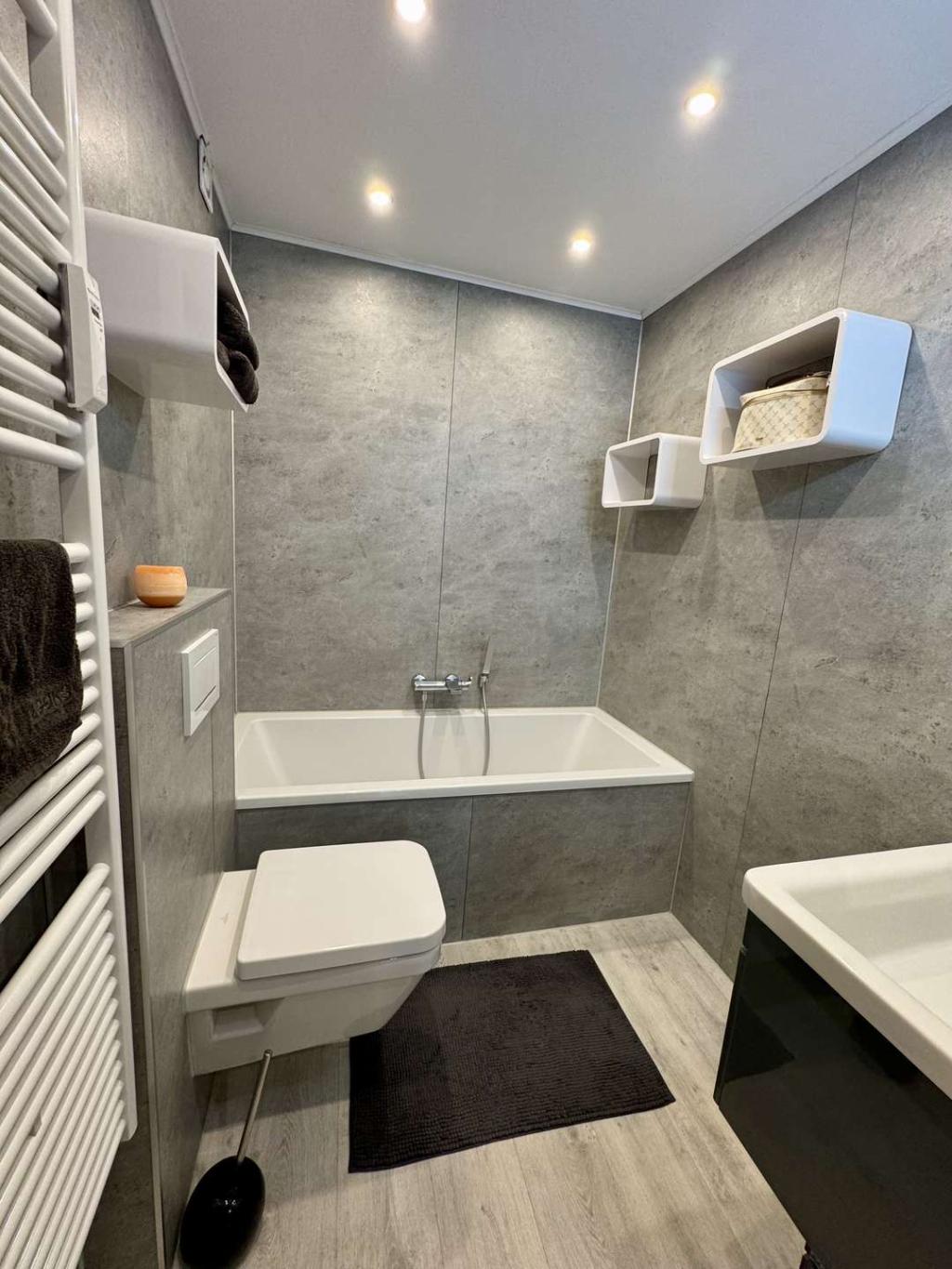 Bad mit Badewanne