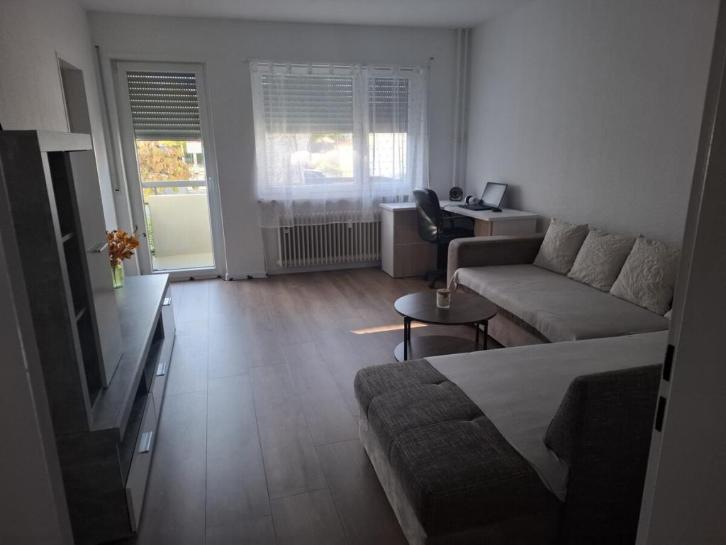 Schön geschnittene 2 Zimmer-Küche-Bad Wohnung mit Balkon & Stellplatz - Foto 1