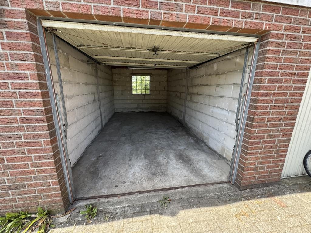 geräumige Garage mit Strom & Licht