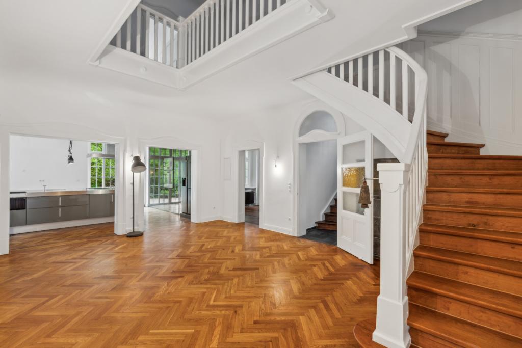 Empfangsbereich mit Treppenaufgang