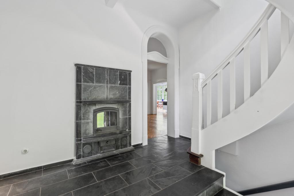 Eingang mit Kamin