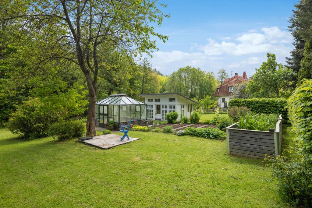 Gartenblick mit Gewächs - Gerätehaus