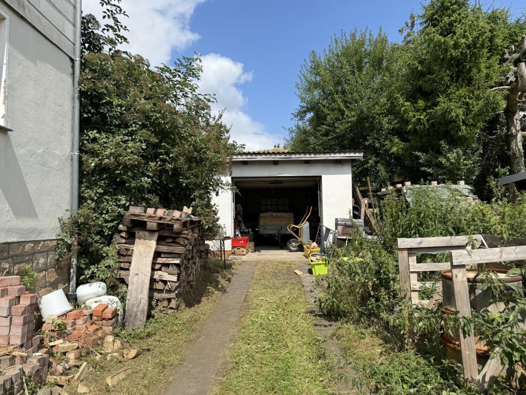 Auffahrt mit Garage