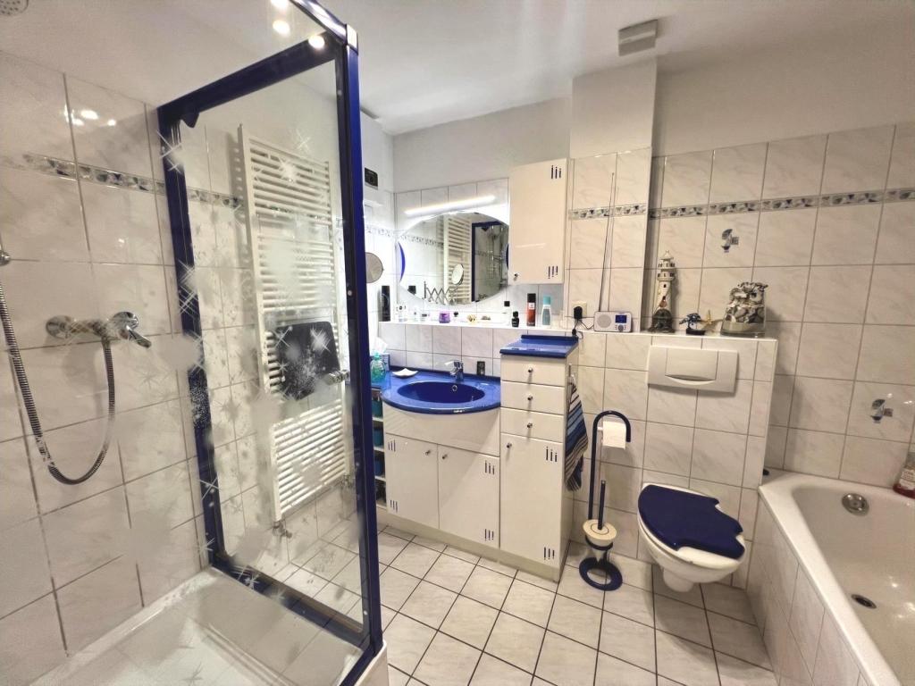 Bad mit Badewanne und Dusche