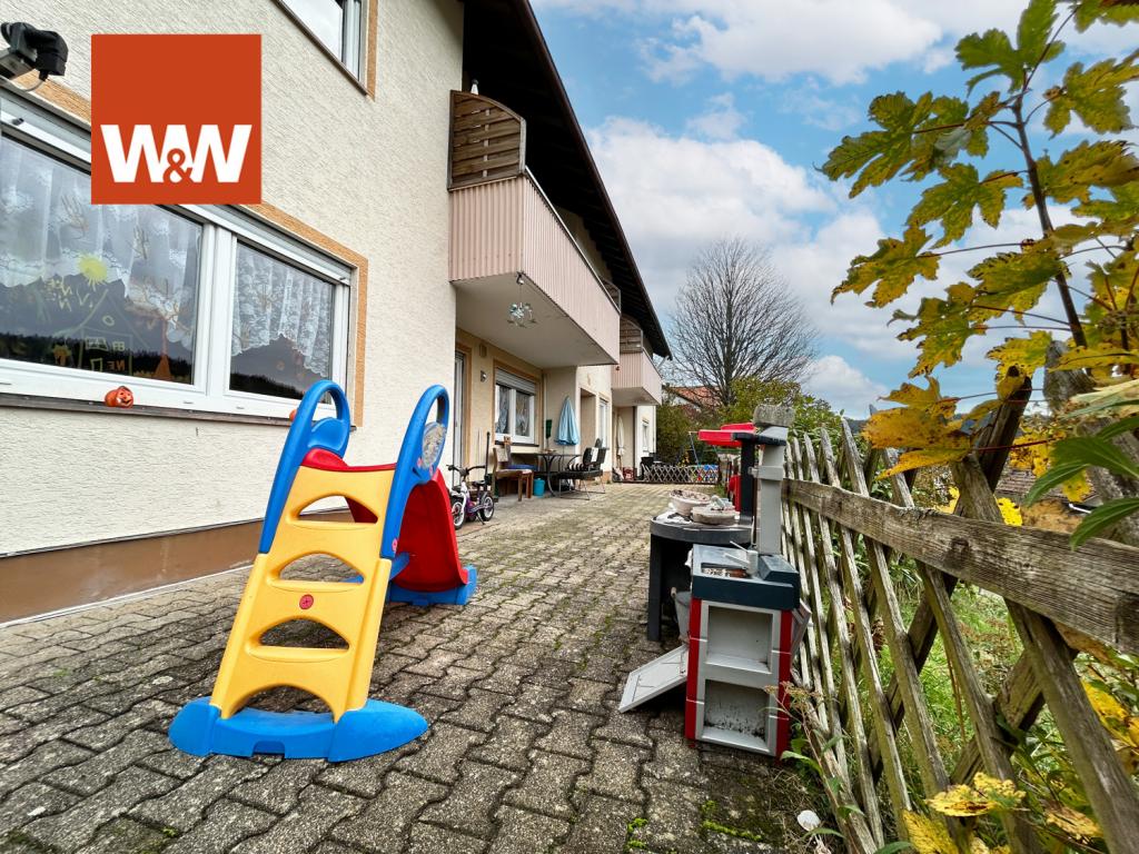 Großzügige Terrasse mit Blick ins Grüne – perfekt für entspannte Stunden im Freien