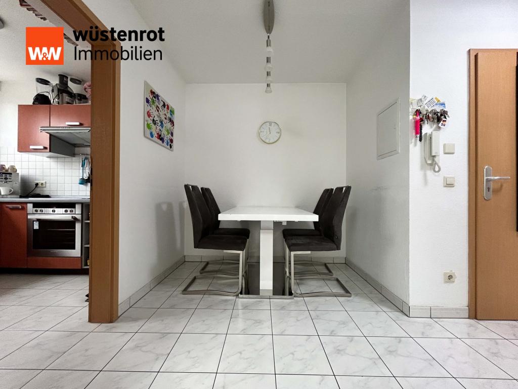 Vom Essbereich aus geht`s nebenan direkt in die Küche