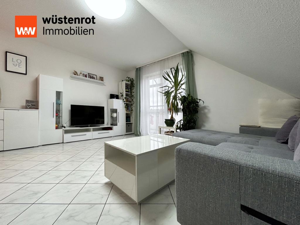 Das Wohnzimmer - die Dachschrägen geben eine gemütliche Struktur