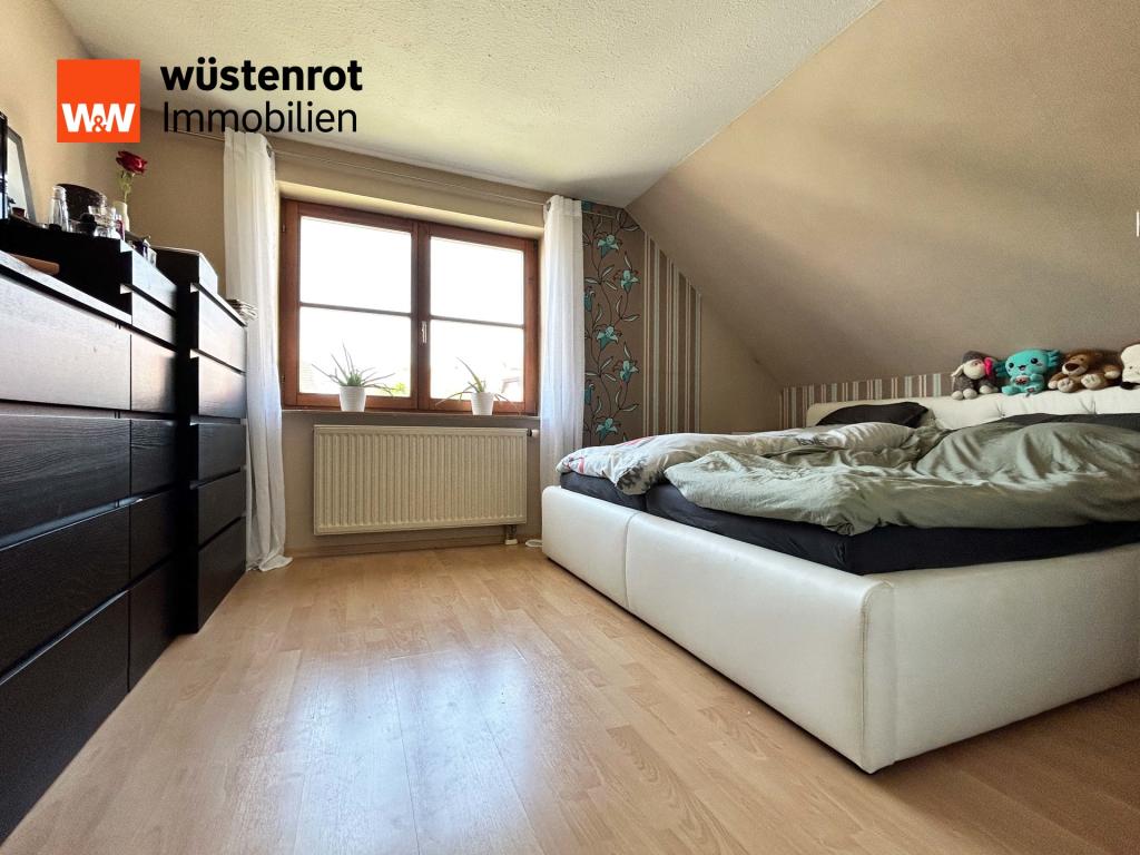 Schlafzimmer 1 mit 15,83 m²: Sanftes Licht, weiche Kissen – ein Raum für echte Ruhe