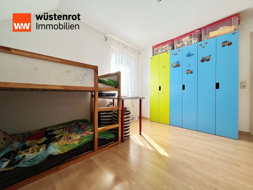 Schlafzimmer 3 mit 12,09 m²: Bunt, belebt – ein Raum voller Geschichten