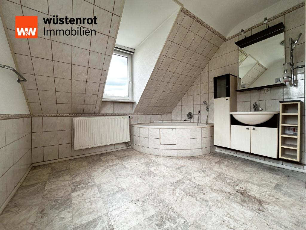 OG Badezimmer: Ein Bad unter der Schräge, wo Licht und Stille zusammentreffen – ein Rückzugsort