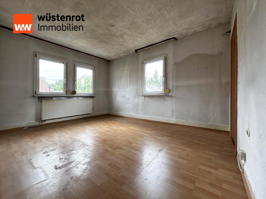 OG Schlafzimmer IIEin Zimmer mit Spuren der Zeit – offen für frische Ideen und ein neues Leben zwischen den Fenstern