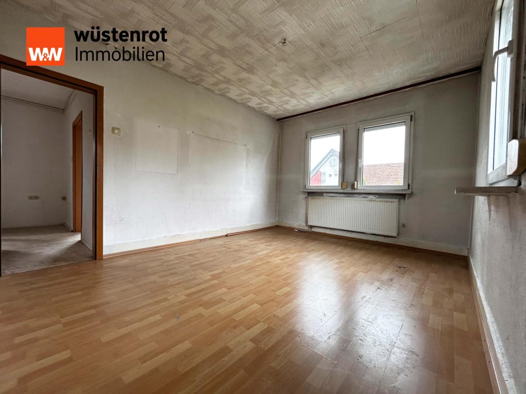 OG Schlafzimmer II: Drei Fenster, die Geschichten hinaus in den Himmel tragen – ein Raum, der auf Verwandlung wartet