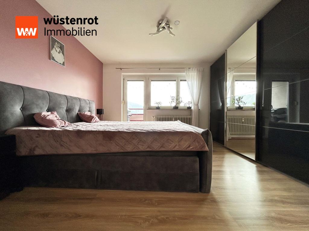 Das Schlafzimmer I - mit bodentiefem Zugang zum Balkon und viel Platz für Ihr Mobiliar