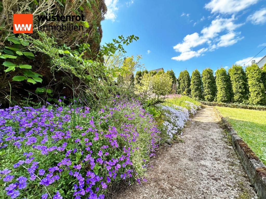 Ab in den Garten...der Pfad gesäumt von Blüten – ein Spaziergang durchs eigene Paradies