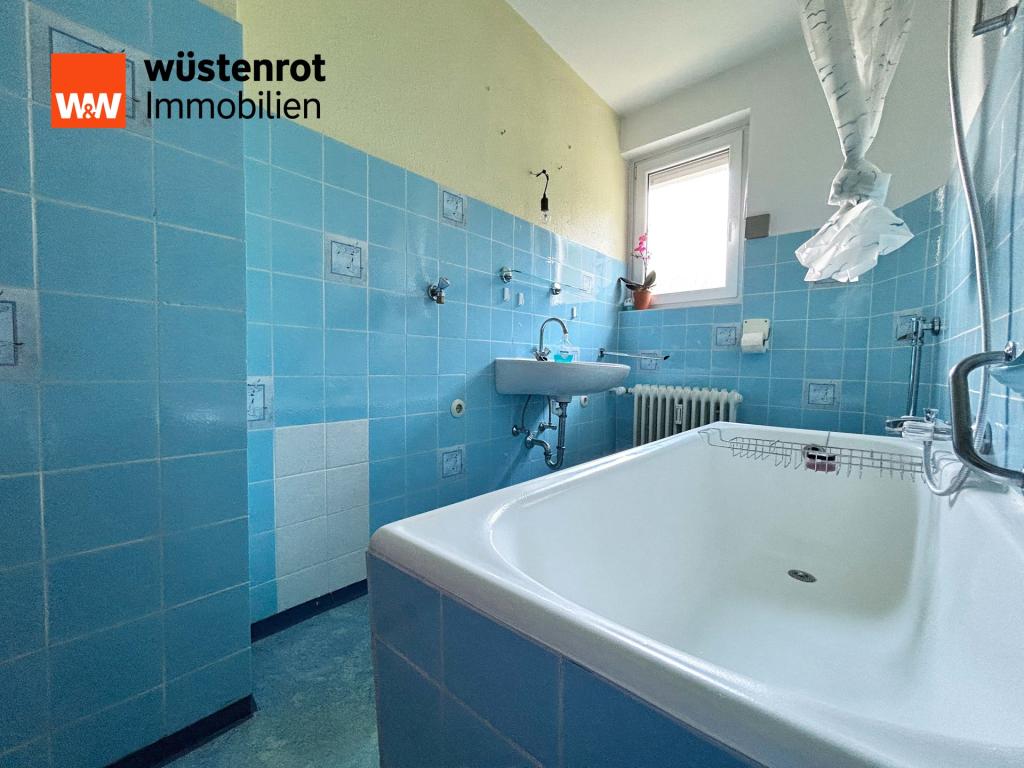 EG Badezimmer: Ein Hauch Retroblau – hier beginnt und endet jeder Tag mit einem Augenzwinkern