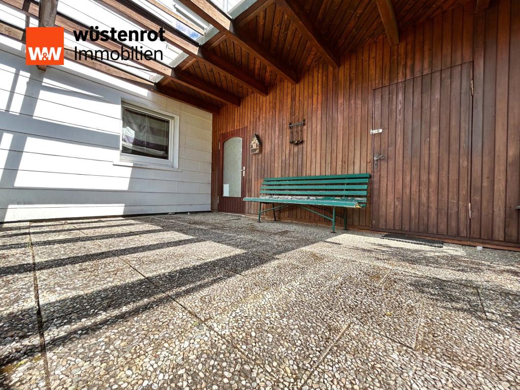 Schattenlinien auf Stein, die Bank aus Holz – ein Ort für Pausen, Gedanken und Gespräche ohne Zeitdruck