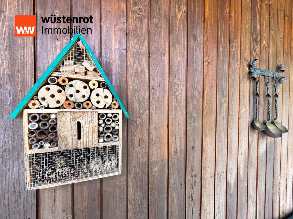 Ein kleines Haus für fleißige Gäste – dieses Insektenhotel ist liebevolle Geste und gelebte Gartentradition