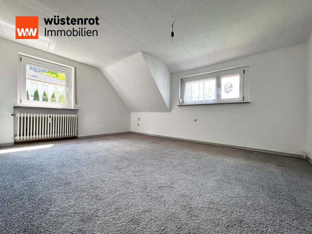 OG Wohnzimmer: Licht fällt weich durch zwei Fenster 