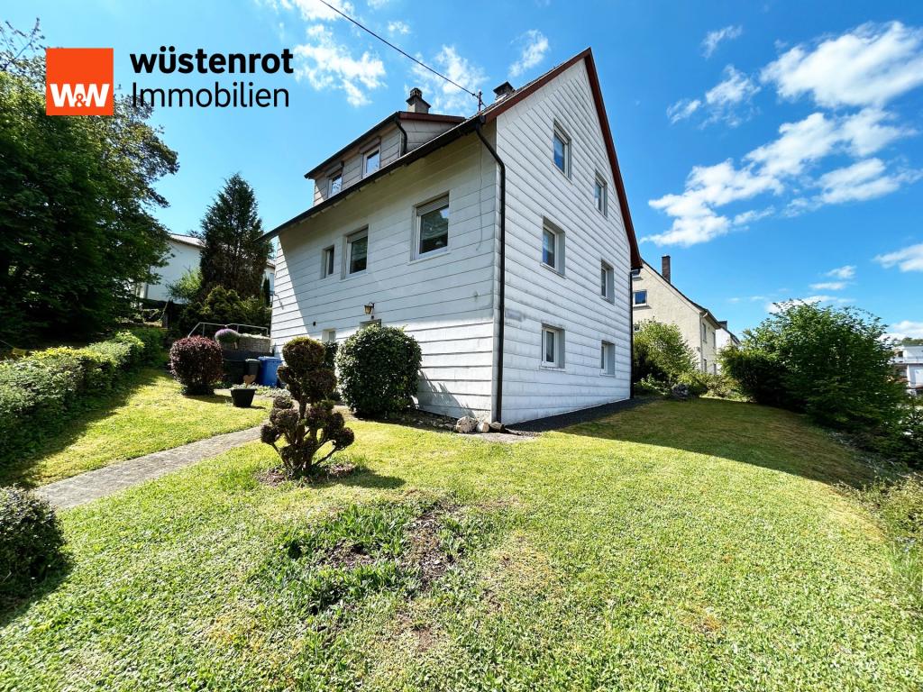 Klare Kante, sanfter Hang – dieses Haus steht fest, eingebettet in ein Stück Landschaft mit Ausblick