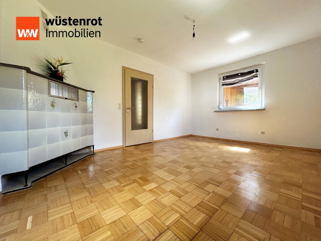 EG Wohnzimmer: Mit dem Kachelofen wurde früher geheizt...heute ein schönes Andenken