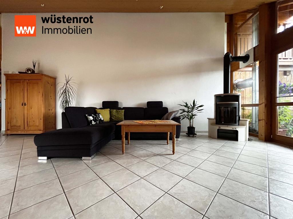 Wohnzimmer: Ein Ort zum Anlehnen – mit Blick aufs Kaminfeuer und viel Licht