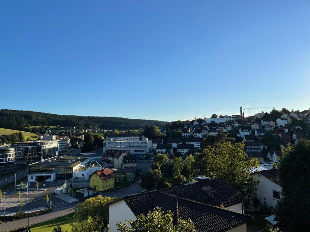 Sonnenbalkon: Der Ort liegt zu Füßen während der Horizont Weite schenkt
