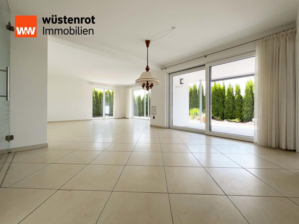 Großer Wohn-Essbereich mit bodentiefen Fenstern