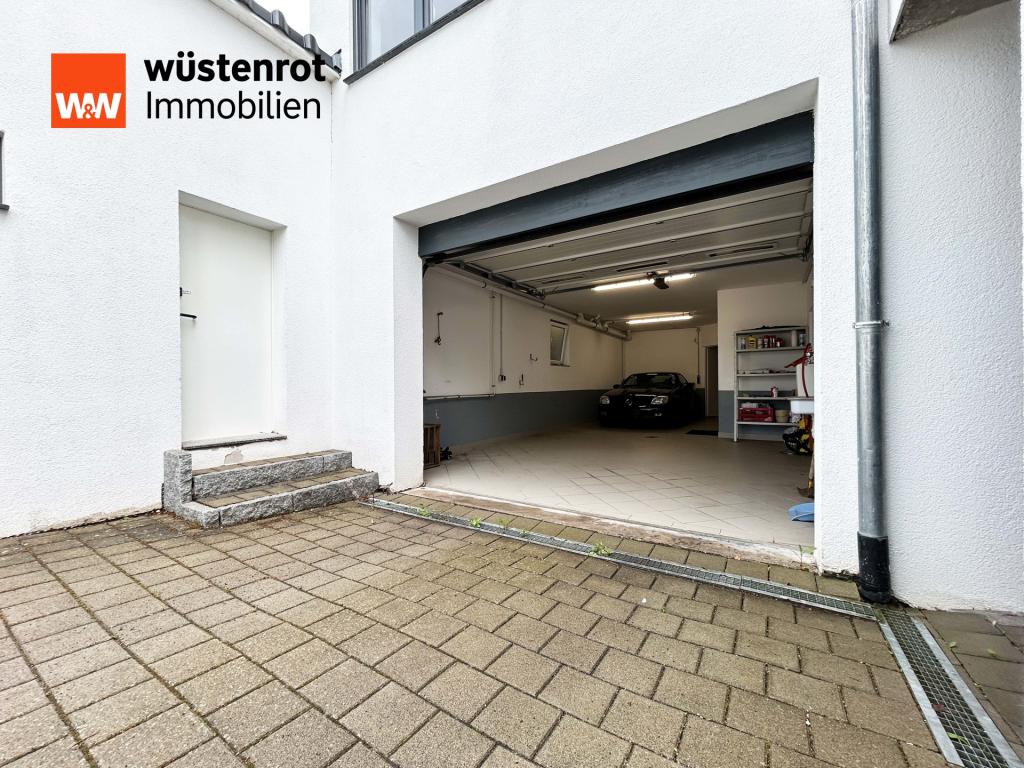 Offene Garage mit direktem Zugang ins Haus – kurzer Weg, trockenen Fußes