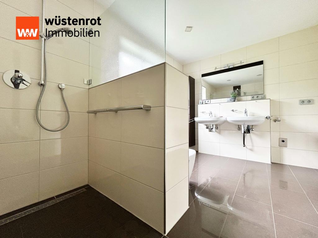 Die Dusche offen, der Raum funktional – ein Bad, das Platz lässt