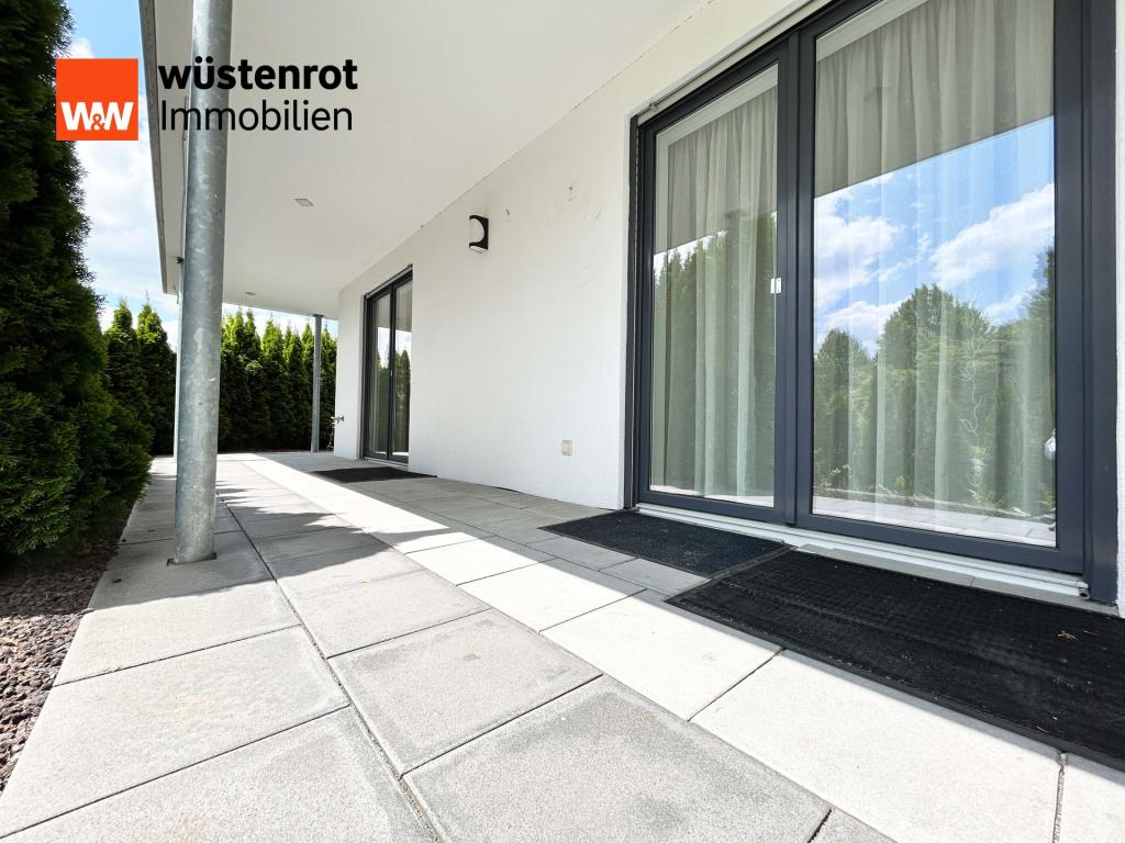 Der überdachte Terrassenbereich schafft Schatten und Rückzug – direkt am Haus